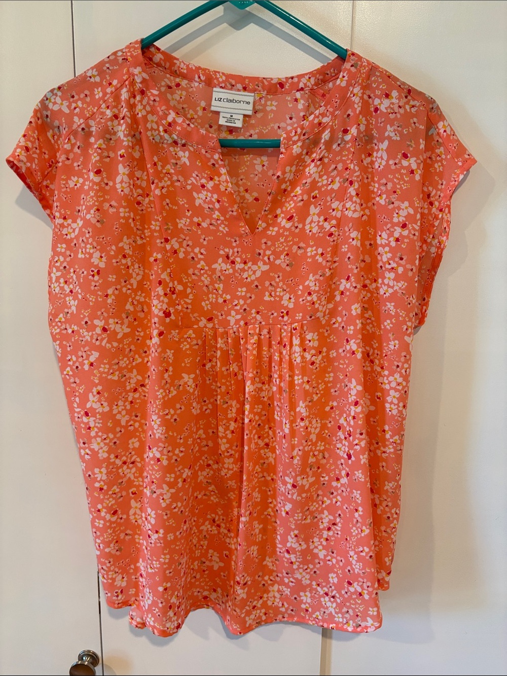 Liz Claiborne Coral Floral V‑Neck Pleated Cap Sleeve Top